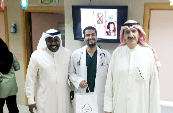 طالب بارون وتركي حسن اثناء زيارة المستشفى