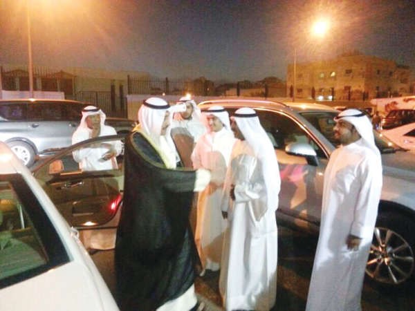الحمود مصافحا مستقبليه﻿
