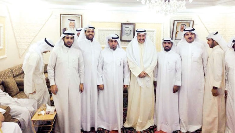 الشيخ فيصل الحمود وفيصل الفضلي وعدد من الحضور خلال حفل الافطار﻿