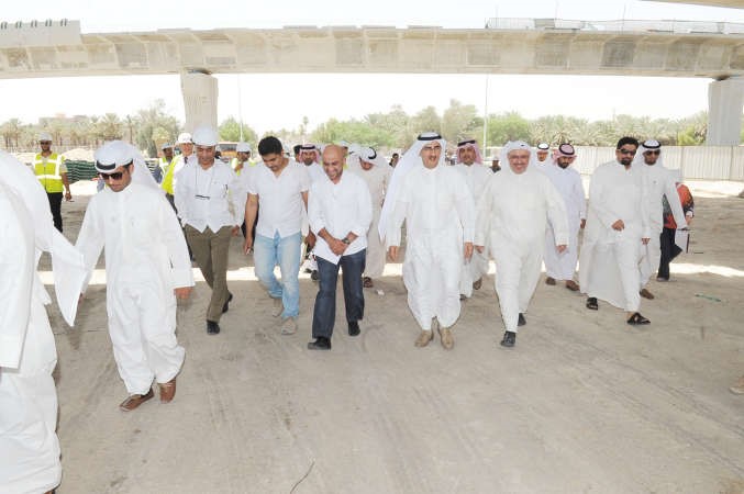 الوزير م عبد العزيز الابراهيم خلال جولة على المشروع