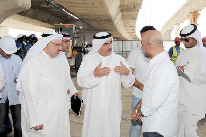 الابراهيم يستمع الى شرح حول عمل المشروعاسامة ابو عطية 
