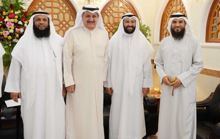 عيسى الكندري متوسطا دعلي العمير وحمود الحمدان وعلام الكندري في غبقة التجمع السلفي
