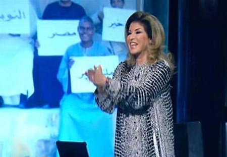 بالفيديو.. هالة سرحان تحاول مغادرة الاستوديو بسبب فستان مايا دياب 