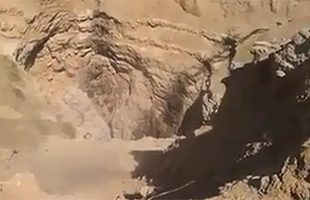 بالفيديو.. شاهد المقطع الذي كشف عن الوادي السحيق الذي يرمي فيه "داعش" جثث ضحاياه