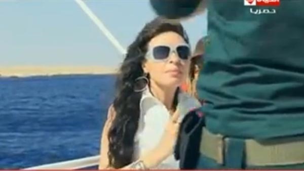 بالفيديو.. الراقصة دينا تعتدي على أحد الجنود الإسرائيليين وتقول don’t touch me