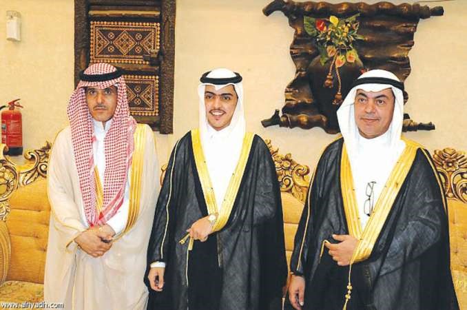 المعرس متوسطا والده ووالد العروس﻿