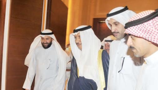 سمو الشيخ جابر المبارك لدى وصوله وفي استقباله د علي العمير وقيادات اتحاد البترول وصناعة الكيماويات