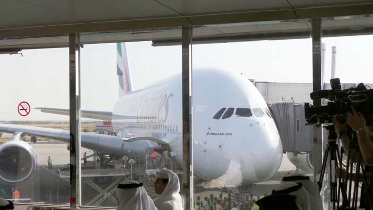 طائرة ايرباص A380 لحظة وصولها الى مطار الكويت الدولي ﻿