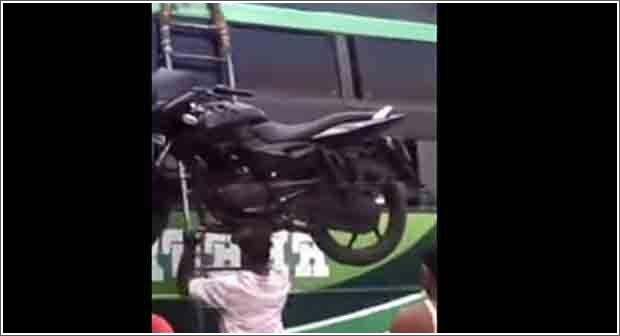 بالفيديو.. هندي يصعد الحافلة حاملاً دراجة نارية فوق رأسه