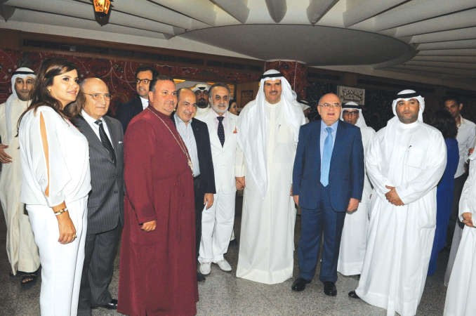 الشيخ سلمان الحمود متوسطا السفير دخضر حلوي وحسان حوحو والاب بطرس غريب خلال الغبقةقاسم باشا
