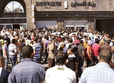مئات الفلسطينيين يحاولون قبض رواتبهم قبل انتهاء الهدنة المؤقتة في غزة امسافپ