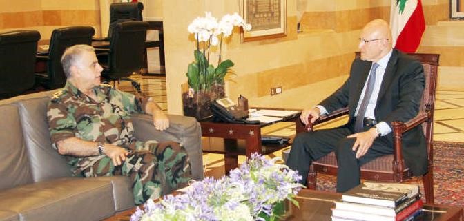 رئيس الحكومة تمام سلام مستقبلا قائد الجيش العماد جان قهوجي في السراي الحكومي امس 	محمود الطويل﻿