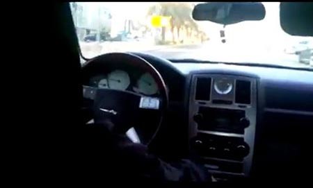 بالفيديو.. شاب سعودي يرتدي زي امرأة ويقود السيارة في شوارع الرياض: شاهد ردة فعل السائقين