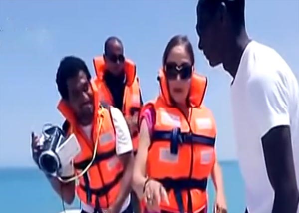 بالفيديو: رامز جلال يأخذ بثأره من شيرين في "رامز قرش البحر" 