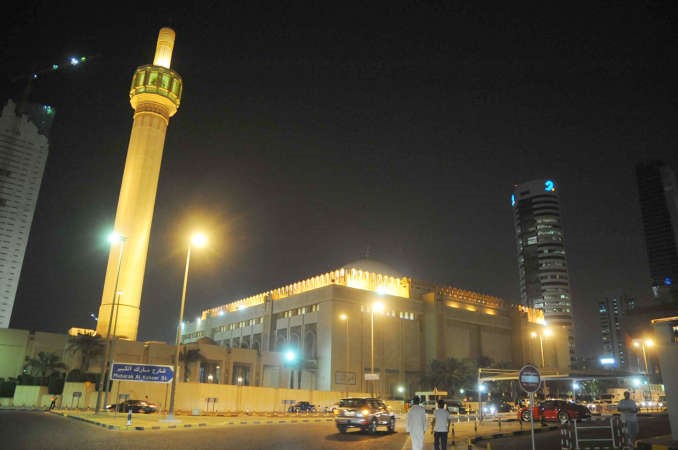 المسجد الكبير تزين لاستقبال المصلين