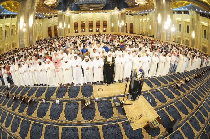 المصلون في الليلة الاولى من الليالي العشر في المسجد الكبير هاني الشمري