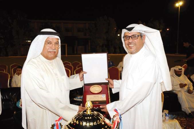 حسين الشرهان يقدم هدية تذكارية لماجد العلي