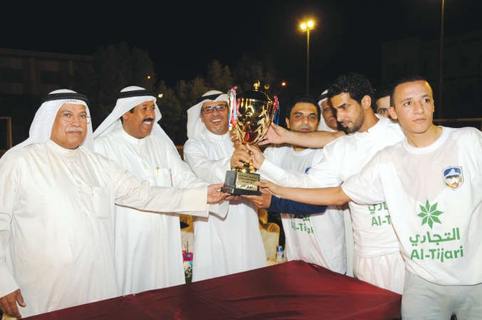 عميد الاسرة محمد احمد الشرهان يشارك ماجد العلي وحسين الشرهان في تقديم الكاس الى كابتن الفريق البطل