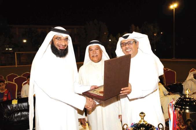 تبادل الهدايا التذكارية بين ماجد العلي ويوسف الهدهود وحسين الشرهان