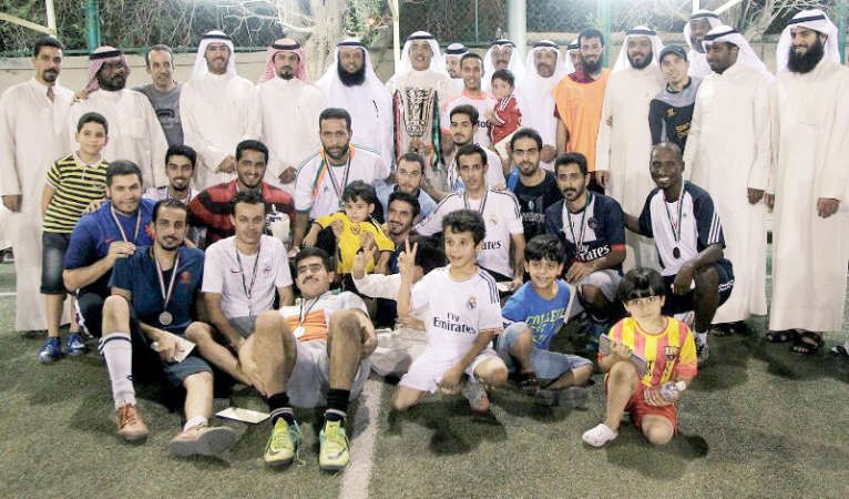 مسؤولو البطولة مع الفريق البطل