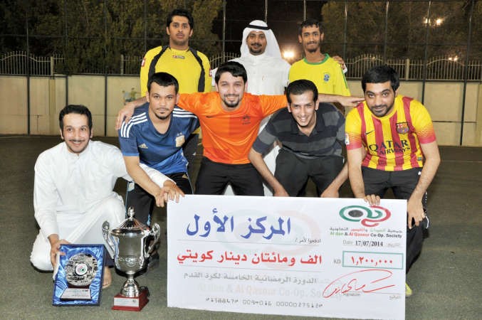 الفريق البطل يحتفل بالكاس﻿