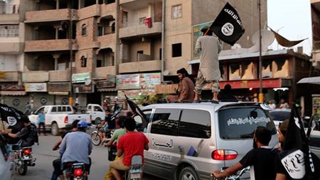 "داعش" يرجم امرأة حتى الموت في سوق شعبي بالرقة