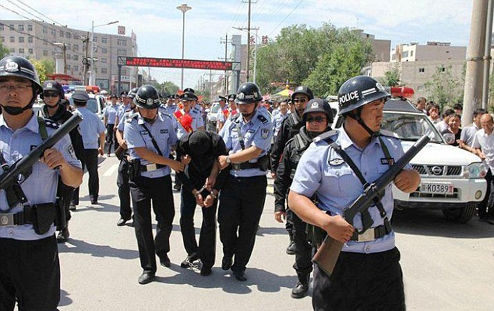 كشفته صورة .. آلاف يشاهدون محاكمة علنية لأخطر مغتصب بالصين