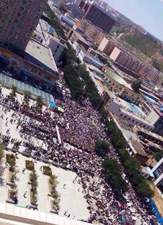 كشفته صورة .. آلاف يشاهدون محاكمة علنية لأخطر مغتصب بالصين