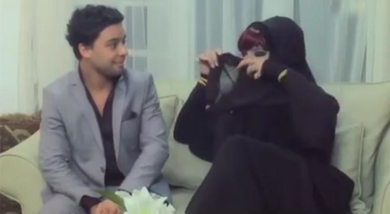 بالفيديو.. خليجية تتحرش بالمطرب احمد جمال 