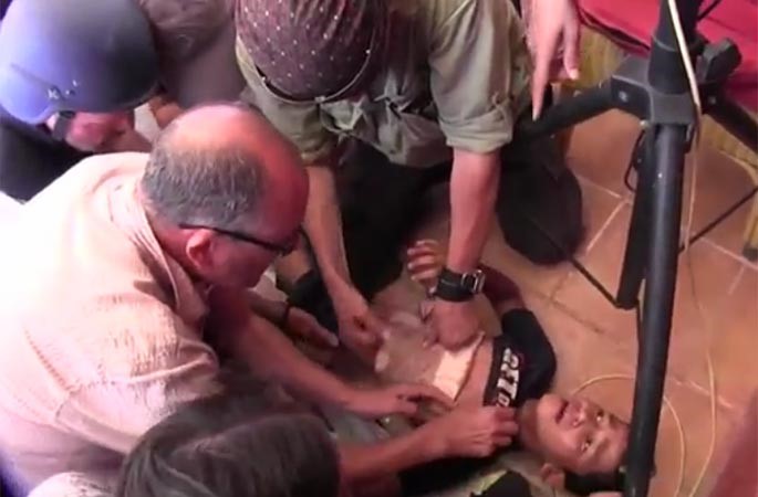 بالفيديو.. صحافي نرويجي يترك كاميرته وعمله ليسعف طفلاً فلسطينياً 