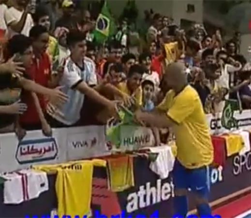 بالفيديو.. ردة فعل ربورتو كارلوس في دورة الروضان بعدما سقط علم البرازيل من مشجع 