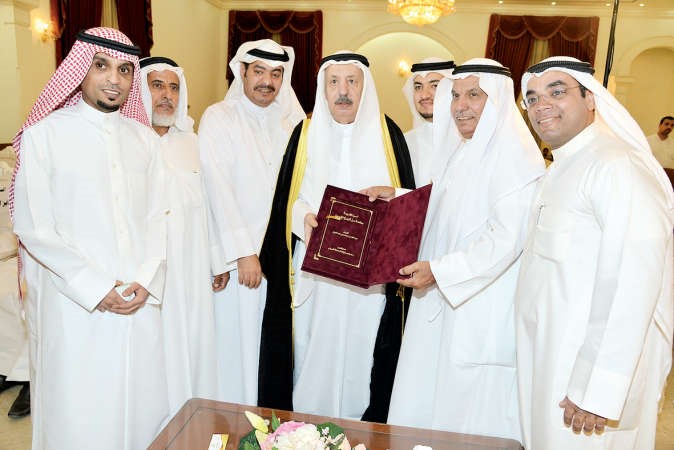 محمد الغربة يهدي امير العوازم كتاب اسرة الغربة صفحة من تاريخ الكويت ﻿