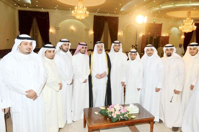 امير قبيلة العوازم فلاح بن جامع يتوسط مجلس الادارة وبعض المكرمينانور الكندري﻿