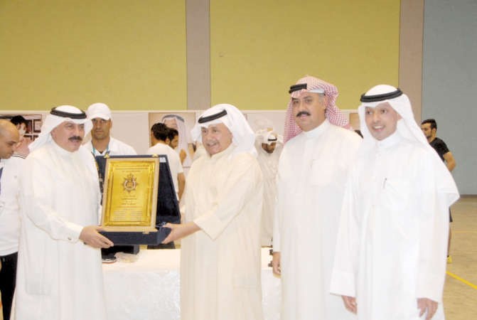 الفريق الفهد يتسلم درعا تذكارية من اللواء محمود الدوسري 