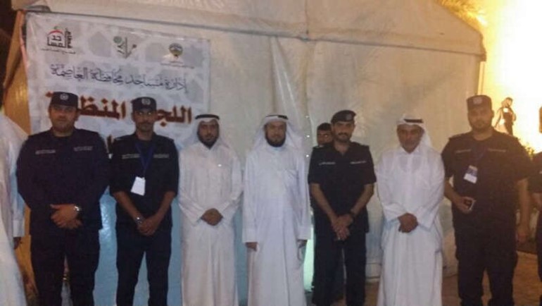 وليد الشعيب وبدر العتيبي مع بعض رجال الامن خلالة الزيارة