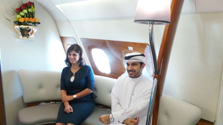الشيخ ماجد المعلا وشيرين ديب في لقطة على طائرة ايرباص A380 الجديدة كليا﻿