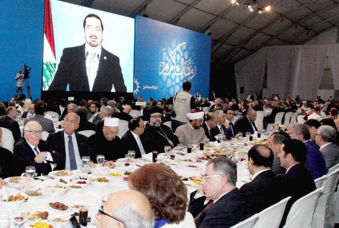 رئيس الحكومة الاسبق سعد الحريري متحدثا عبر الشاشة في حفل الافطار الذي اقامه تيار المستقبل محمود الطويل 