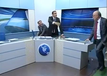 بالفيديو.. مشاجرة بالكراسي والاحزمة على الهواء بسبب بشار