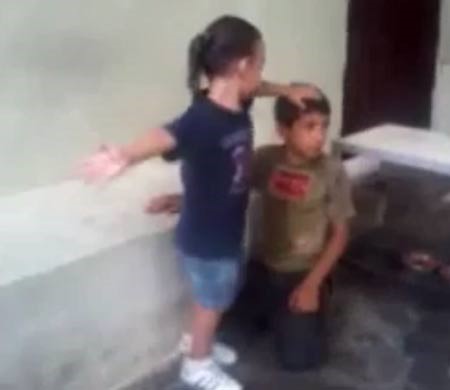 بالفيديو.. والد الطفل اللبناني ضارِب الطفل السوري يتبرأ من الفيديو