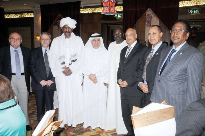 السفير المصري متوسطا سفراء السعودية والعراق ولبنان والصومال والسودان والسنغال خلال غبقة الخطوط المصرية