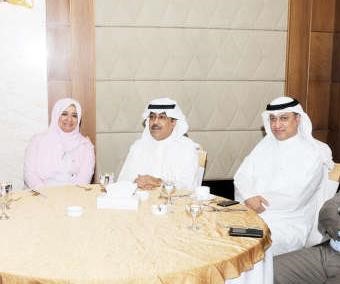 الزميلان عدنان الراشد وبدر الحماد مع اميرة المعداوي خلال الغبقة