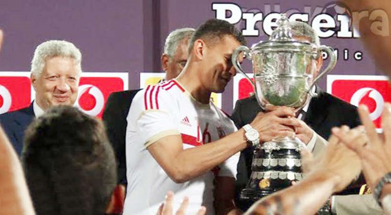 كابتن الزمالك عبدالواحد السيد يحمل كاس مصر