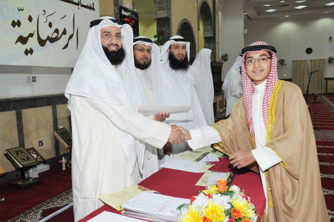 تكريم احد الفائزين قاسم باشا