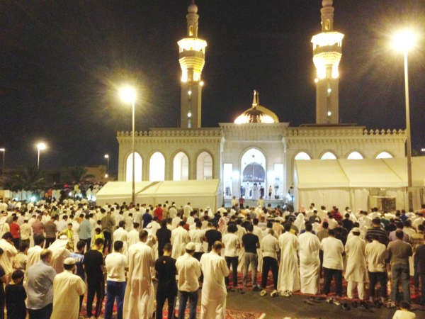 المصلون في مسجد الراشد﻿