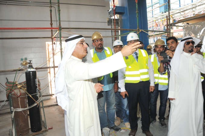 م عبدالعزيز الابراهيم معطيا تعليماته الى مهندسي المشروع﻿
