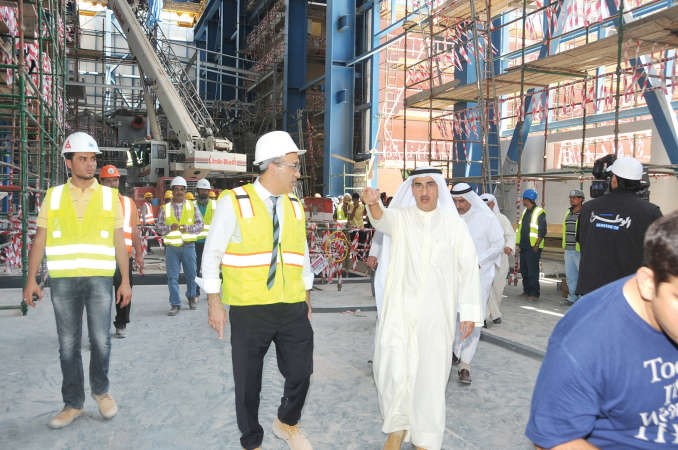 م عبدالعزيزالابراهيم خلال الجولة مع مهندسي المشروع﻿