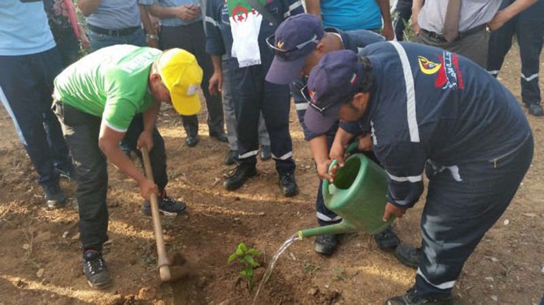رحلة الامل تزرع شجرة الامل في وسط ساحة مركز نفسي للاطفال المعاقين ذهنيا بمنطقة عين طاية بالجزائر﻿