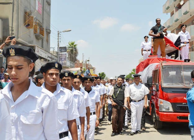 جانب من جنازة ضابط مصري قتل برصاص مجهول في شارع ابو خليفية بالاسماعيليةاپ