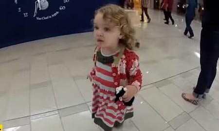 بالفيديو.. شاهد رد فعل طفلة أميركية عند سماعها صوت الأذان لأول مرة