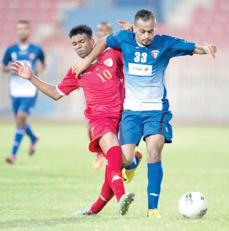 عبدالرحمن باني يحاول المرور من المدافع العماني